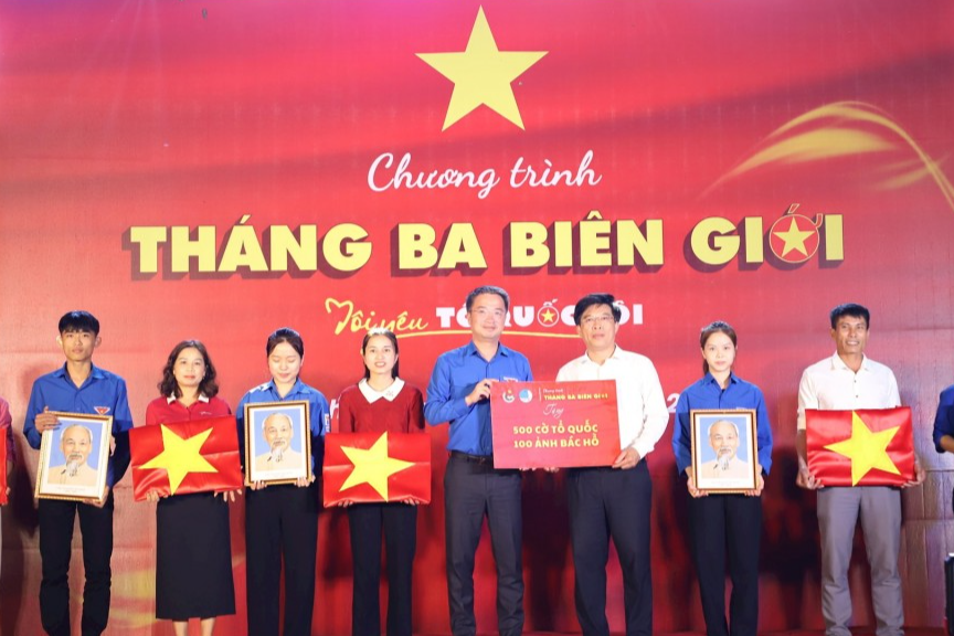 Bí thư Trung ương Đoàn, Chủ tịch Trung ương Hội Liên hiệp thanh niên Việt Nam Nguyễn Tường Lâm trao cờ Tổ quốc và ảnh Bác cho người dân Bí thư Trung ương Đoàn, Chủ tịch Trung ương Hội Liên hiệp thanh niên Việt Nam Nguyễn Tường Lâm trao cờ Tổ quốc và ảnh Bác cho người dân