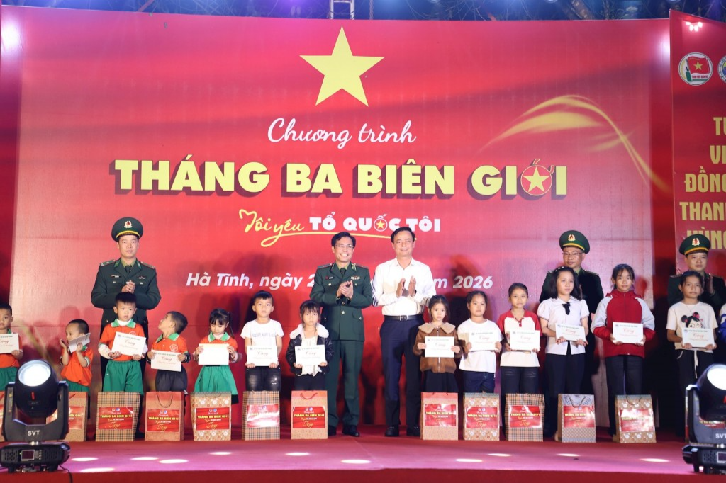 Ban tổ chức trao 100 suất quà tặng các gia đình chính sách, đoàn viên, thanh niên, học sinh trên địa bàn xã Sơn Kim 1 Ban tổ chức trao 100 suất quà tặng các gia đình chính sách, đoàn viên, thanh niên, học sinh trên địa bàn xã Sơn Kim 1