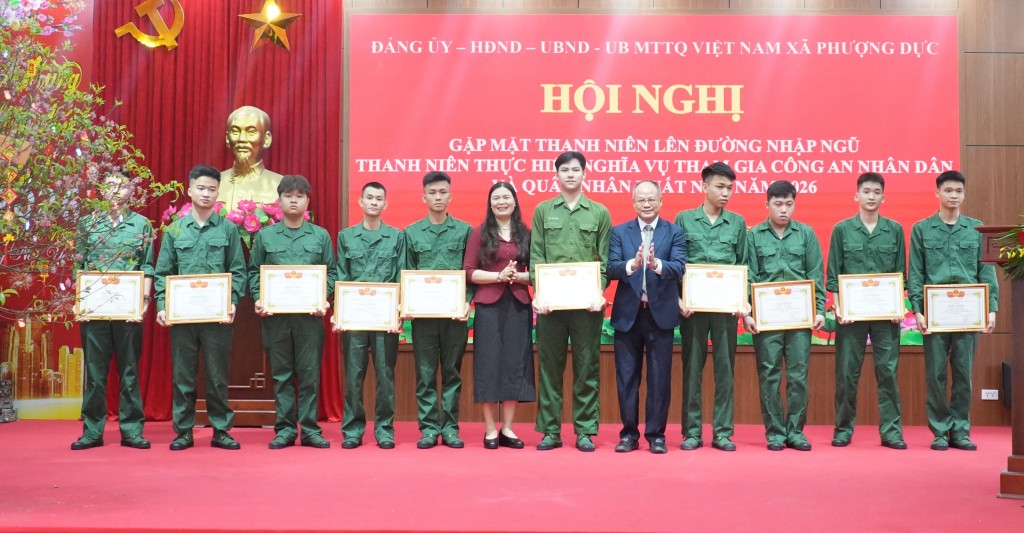 Phượng Dực: 50 thanh niên ưu tú hăng hái lên đường nhập ngũ