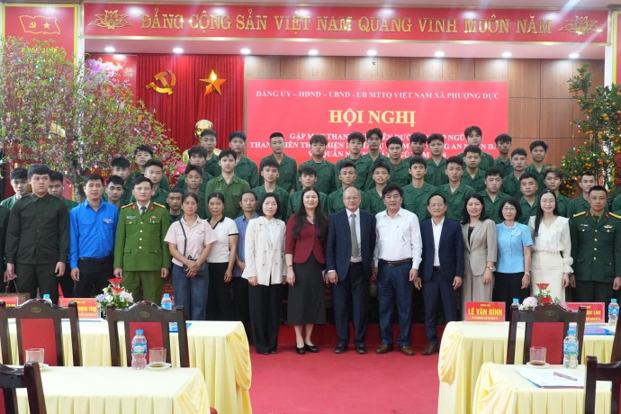 Các vị đại biểu và tân binh chụp ảnh lưu niệm tại chương trình 