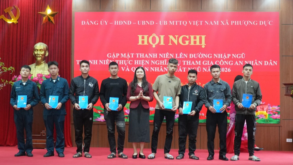 Phượng Dực: 50 thanh niên ưu tú hăng hái lên đường nhập ngũ