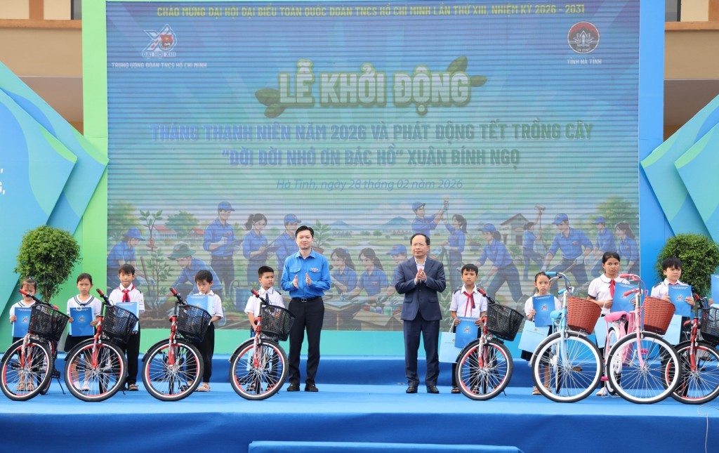 Ban Tổ chức trao học bổng cho các học sinh có hoàn cảnh khó khăn - Ảnh: VGP/Thu Giang