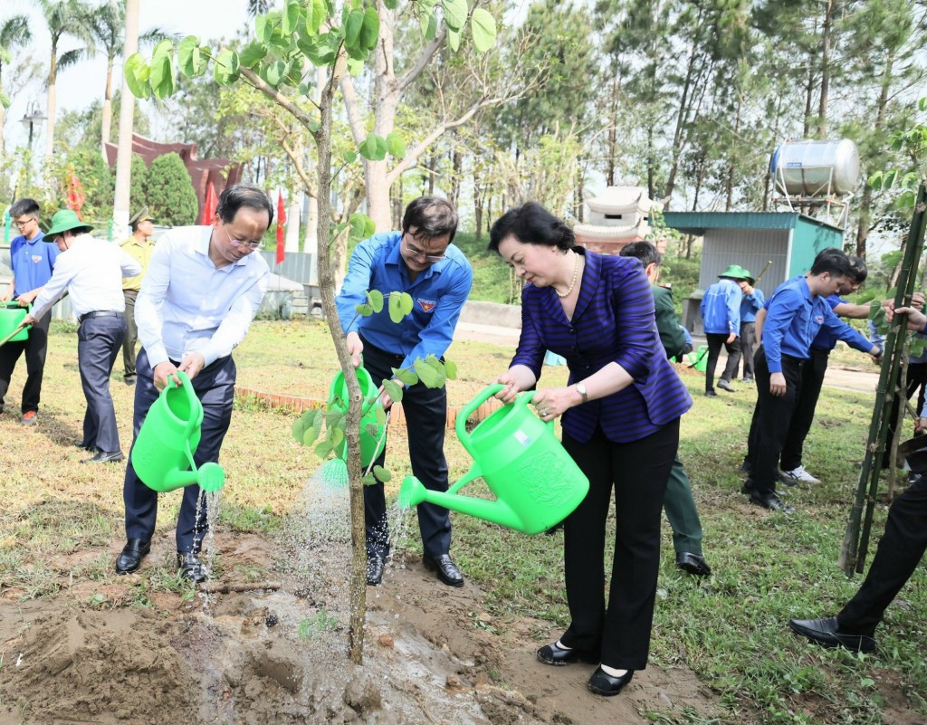 Các đại biểu phát động Tết trồng cây “Đời đời nhớ ơn Bác Hồ” - Ảnh: VGP/Thu Giang