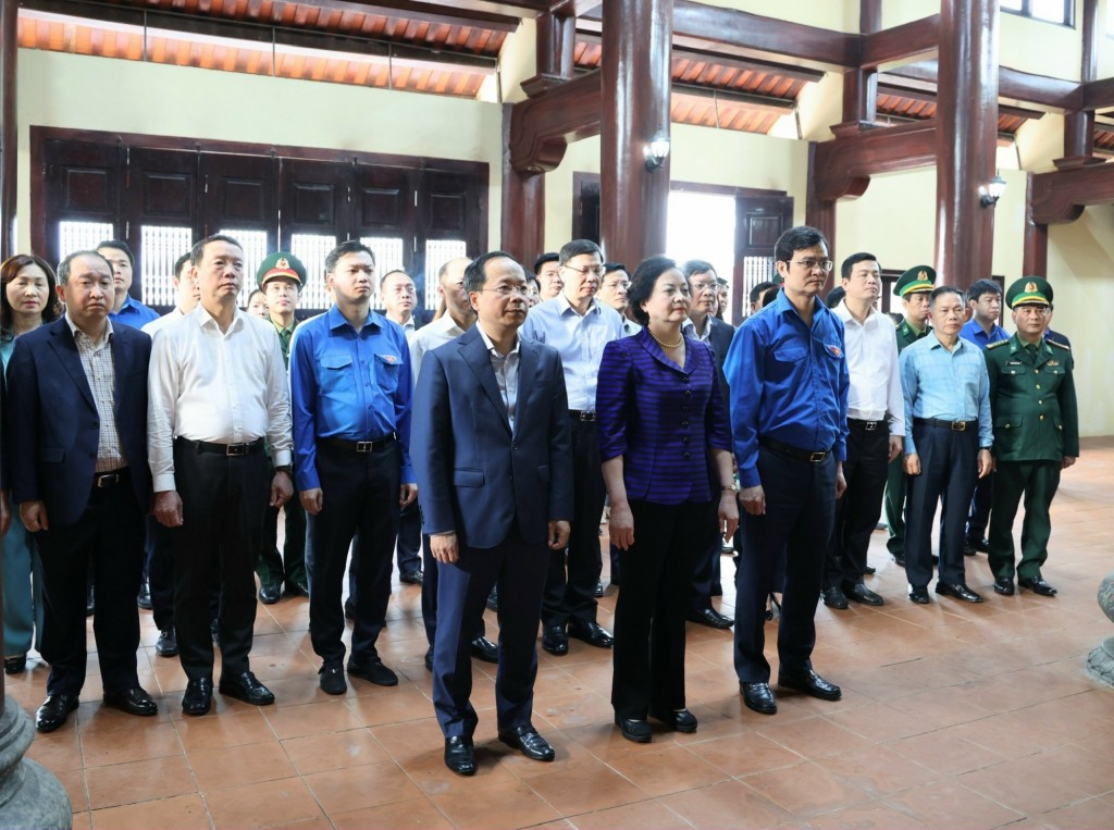 Bí thư Trung ương Đảng, Phó Thủ tướng Phạm Thị Thanh Trà và đoàn công tác dâng hương tại Khu tưởng niệm Anh hùng liệt sĩ Lý Tự Trọng - Ảnh: VGP/Thu Giang
