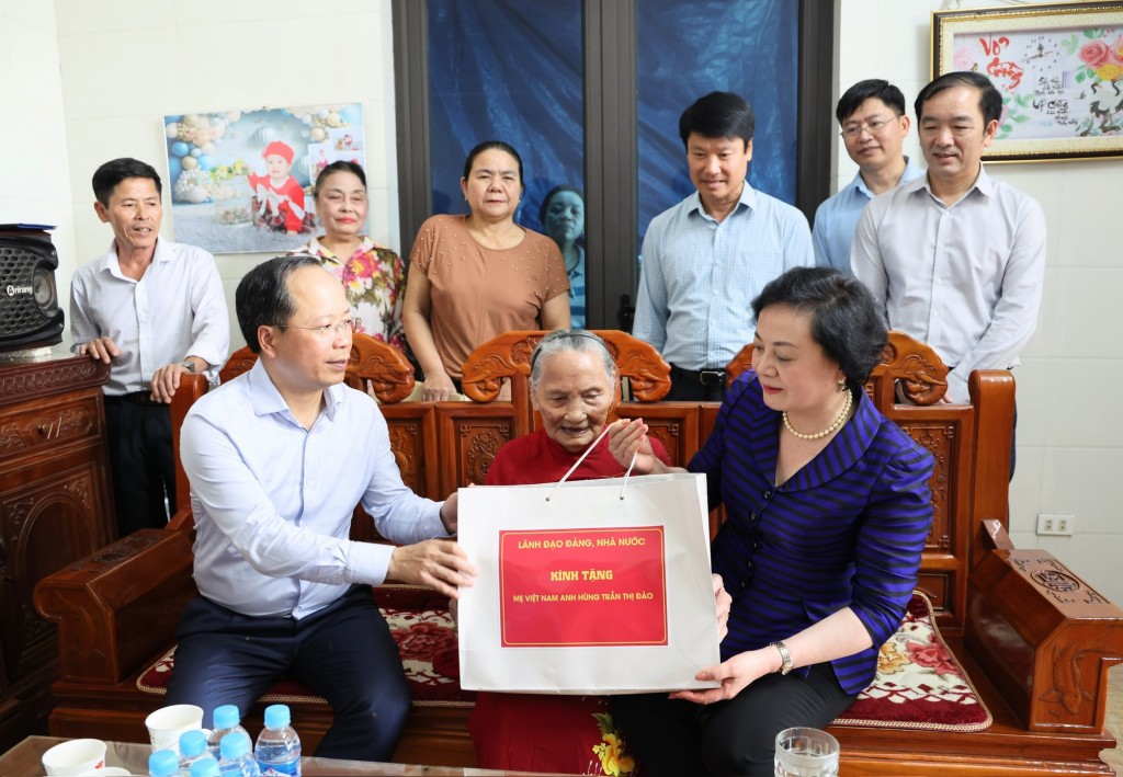 Bí thư Trung ương Đảng, Phó Thủ tướng Phạm Thị Thanh Trà và đoàn công tác thăm hỏi, tặng quà Mẹ Việt Nam Anh hùng Trần Thị Đào tại phường Thành Sen - Ảnh: VGP/Thu Giang