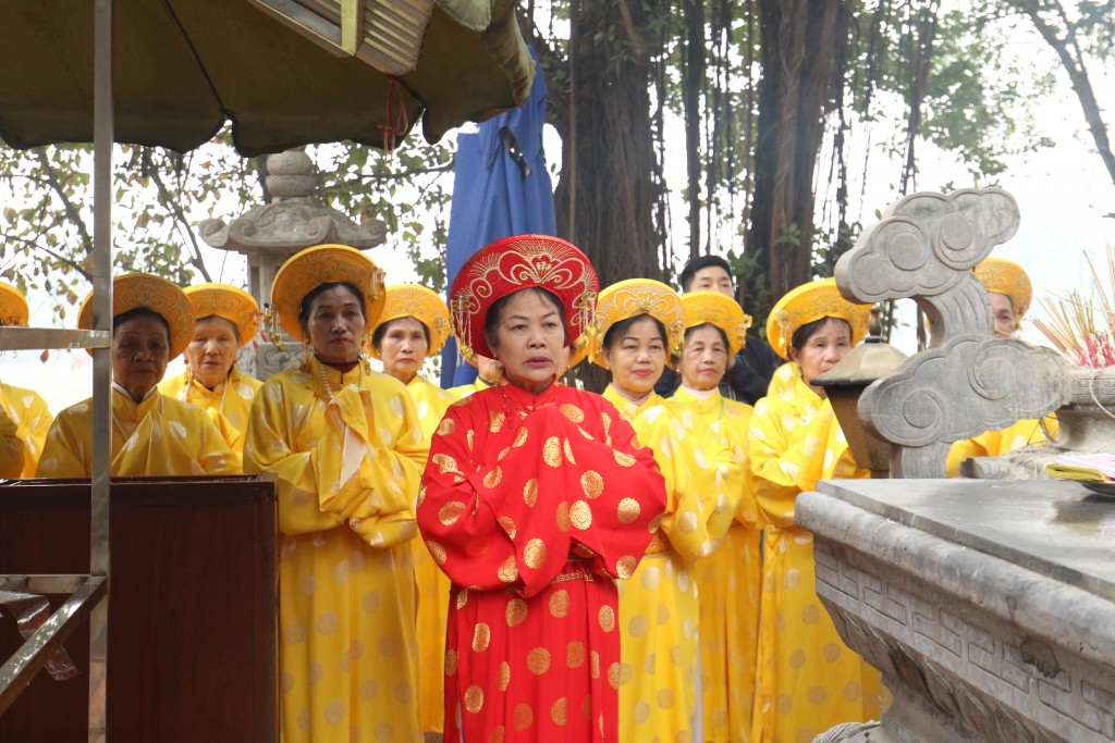 Người dân thành tâm kính lễ Đền Và. Ảnh: Vũ Cường. Người dân thành tâm kính lễ Đền Và. Ảnh: Vũ Cường.