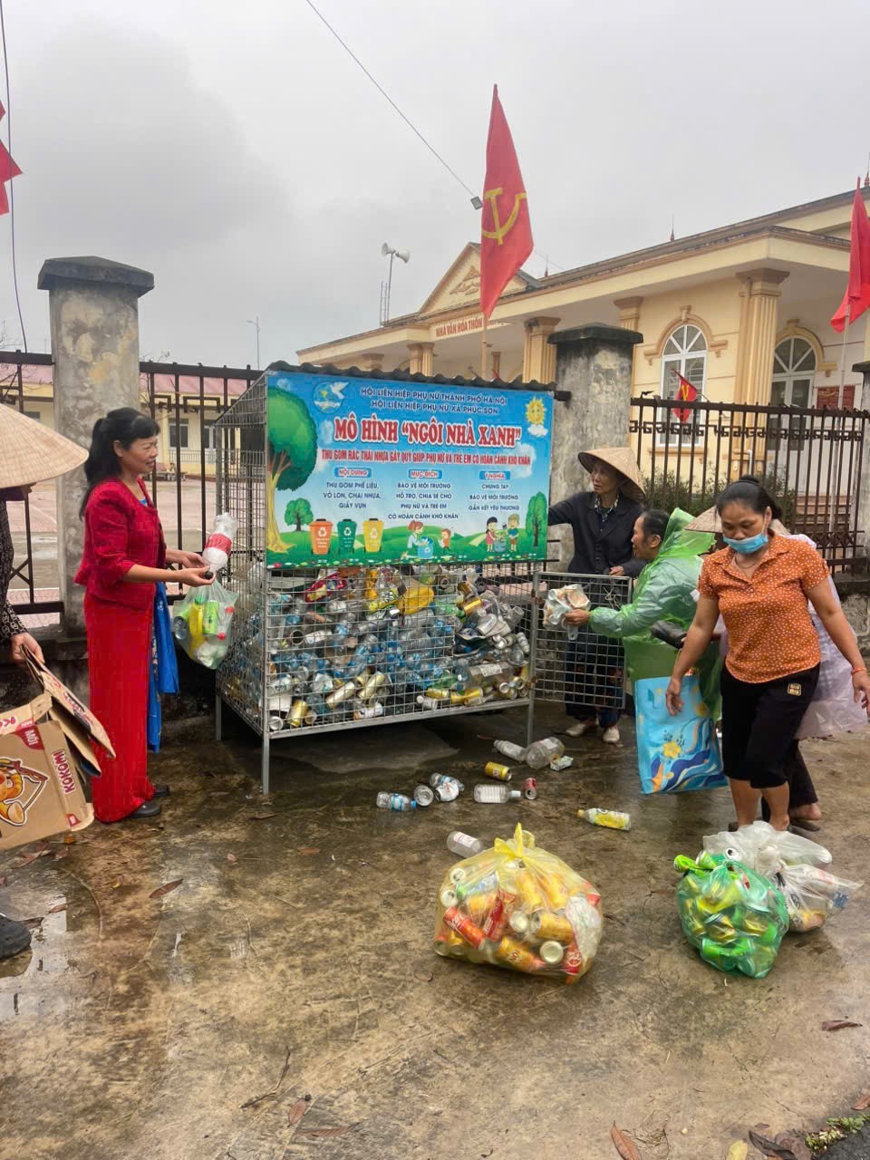 Ngoài trồng cây, Hội LHPN xã Phúc Sơn còn thu gom phế liệu để vừa gây quỹ, vừa giúp bảo vệ môi trường