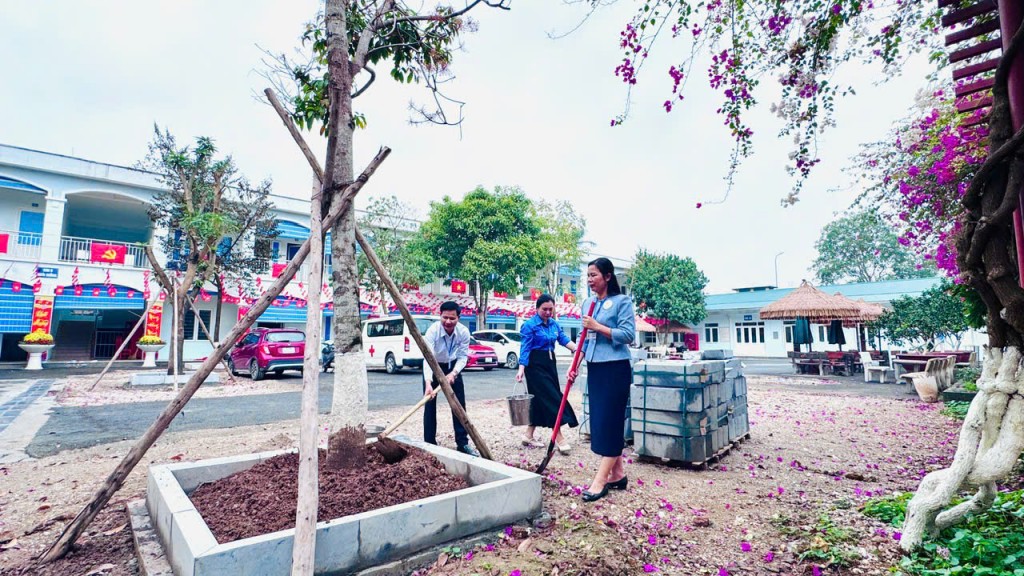 Đoàn xã Ứng Thiên trồng cây để môi trường thêm sạch đẹp