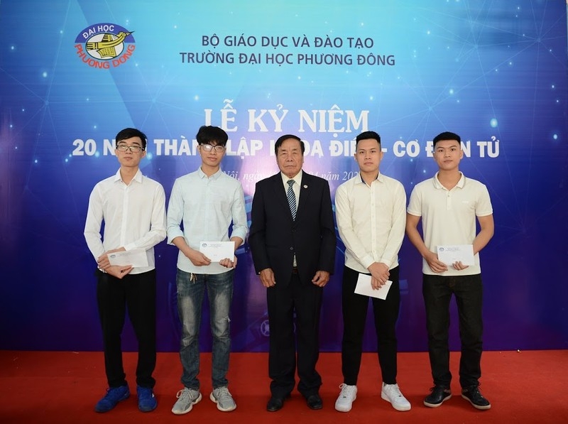 Khoa Điện - Cơ điện tử trường Đại học Phương Đông trao học bổng cho các sinh viên có thành tích học tập trong Kỳ I năm học 2020 - 2021