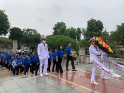 Tuổi trẻ Thủ đô dâng hương tưởng niệm tại Tượng đài Bắc Sơn