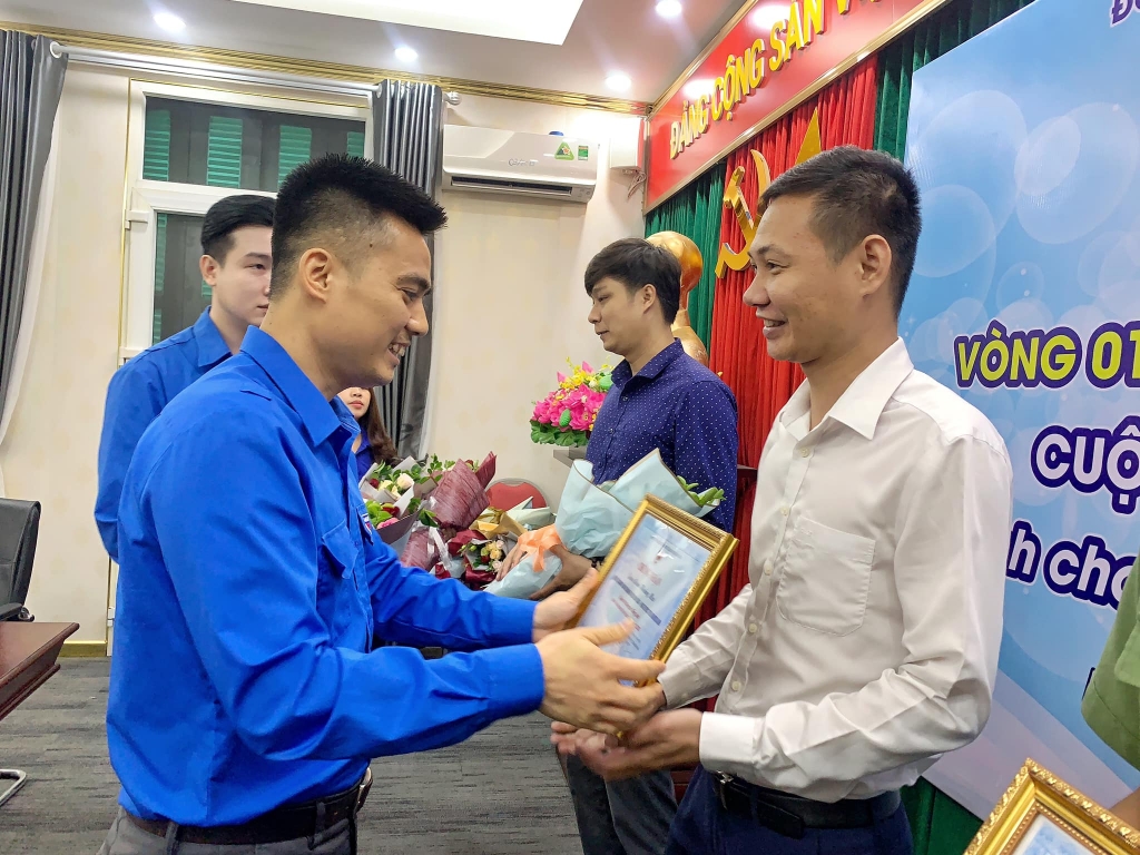 Trao Chứng nhận và phần thưởng cho đại diện các đơn vị có thí sinh tham gia nhiều nhất trong Tuần 5