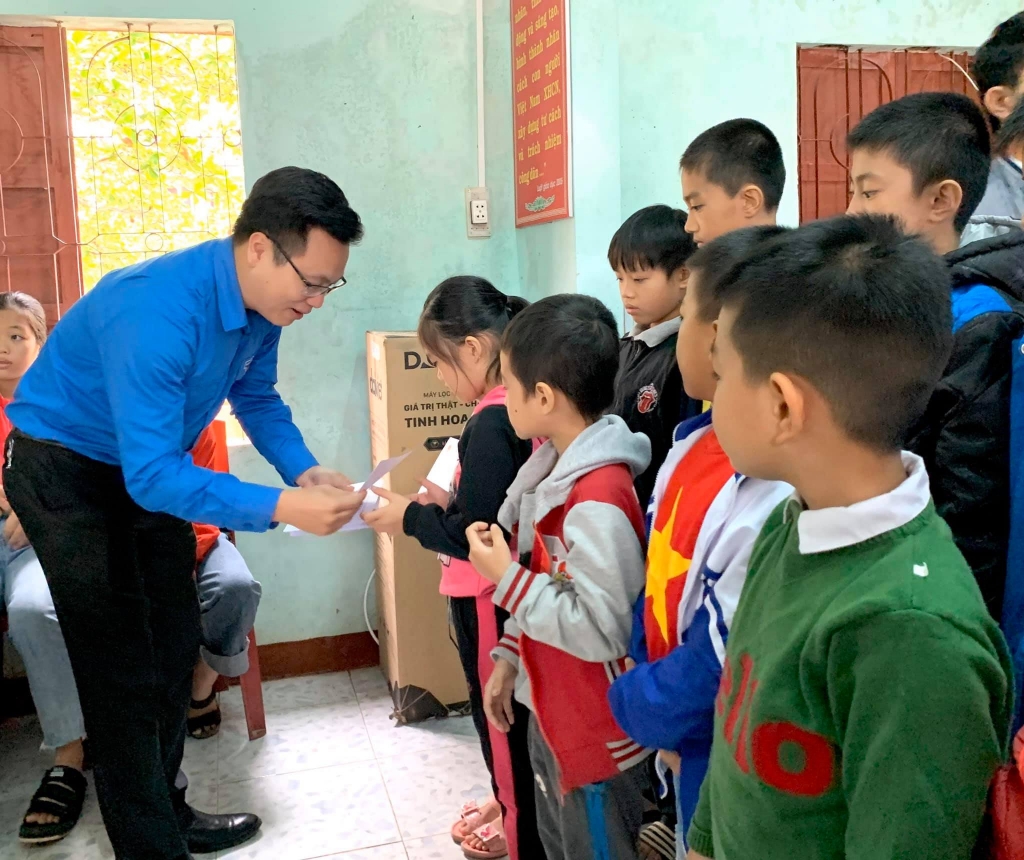 Đồng chí Trần Quang Hưng, Phó Bí thư Thành đoàn Hà Nội tặng quà cho các em học sinh có hoàn cảnh khó khăn bị ảnh hưởng bởi mưa lũ