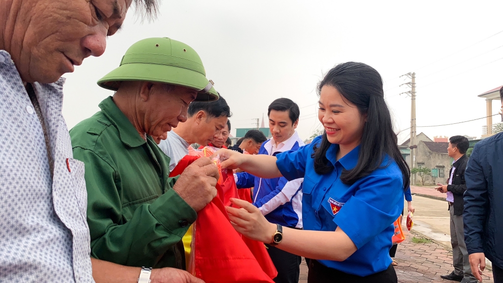 2.400 lá cờ Tổ quốc được tuổi trẻ Thủ đô gửi tặng ngư dân tại cảng cá Lộc Hà, tỉnh Hà Tĩnh