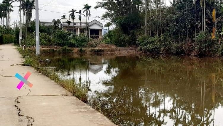 Hồ nước nơi ông H bị giật điện . Vị trí đánh dấu X là nơi ông H được đưa lên cấp cứu (ảnh V.Q) 