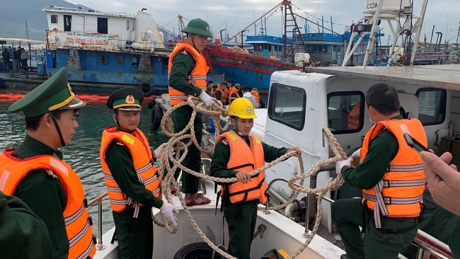 Đà Nẵng: Tàu dầu chìm tại Âu thuyền Thọ Quang