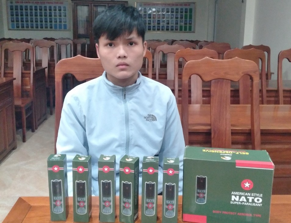 Đối tượng Nguyễn Quang Hiền cùng tang vật bị thu giữ (ảnh V.Q)