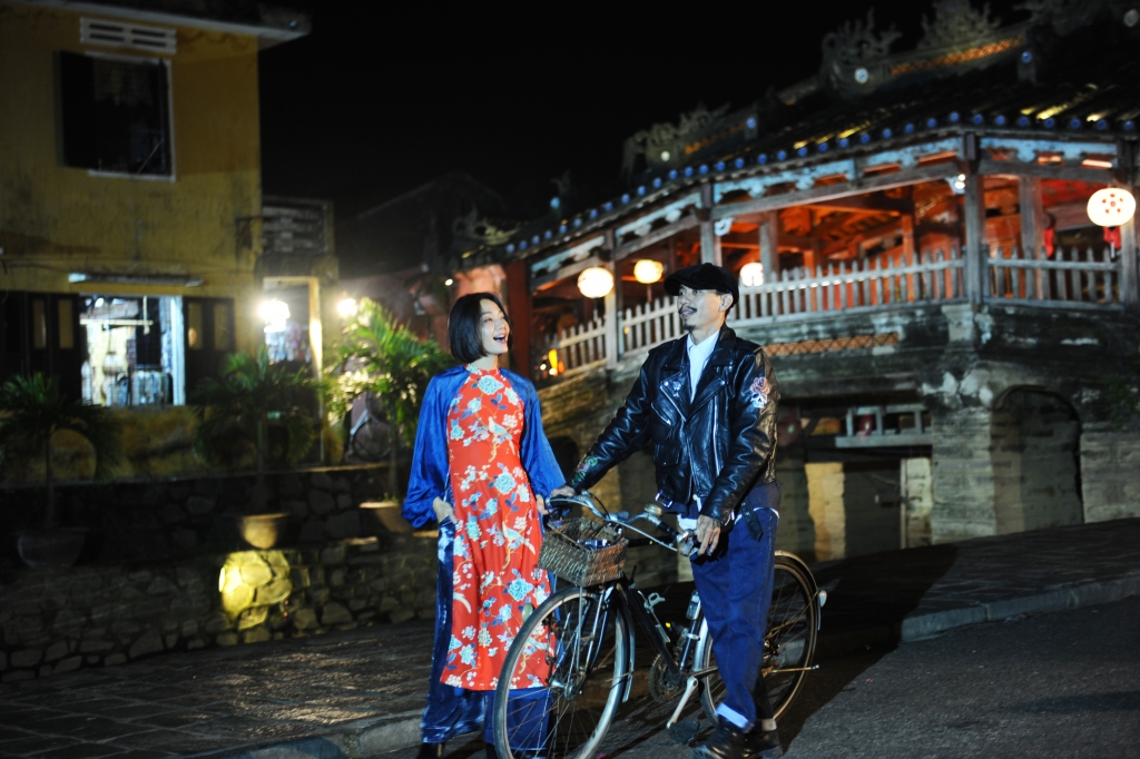 Trung Lĩnh – Sa Quyên đang thực hiện cảnh quay tại Chùa Cầu Trung Lĩnh – Sa Quyên đang thực hiện cảnh quay tại Chùa Cầu