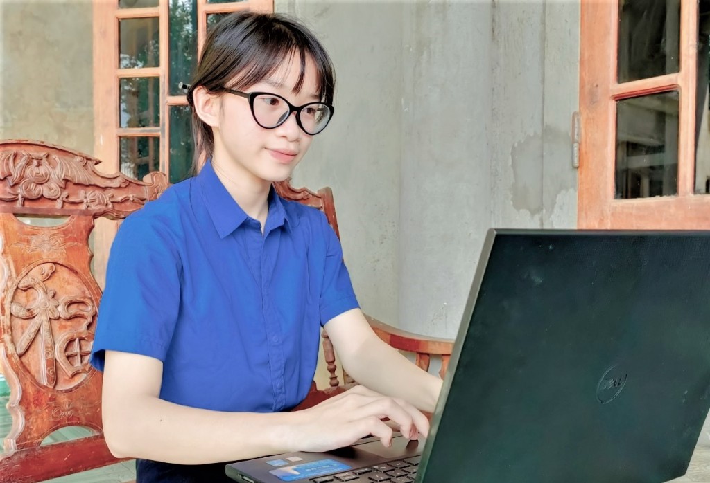 Sau giờ lên lớp My luôn lên mạng xã hội để đọc, tìm hiều về những phát minh về rác thải. Ảnh: ĐỨC TÀI
