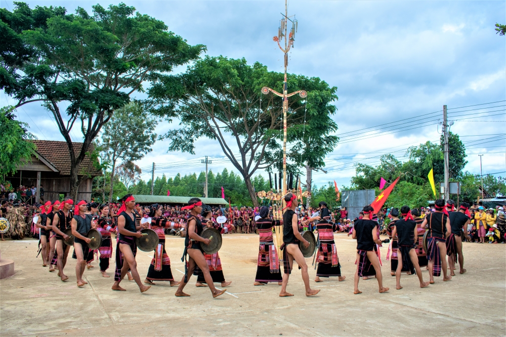 Một tiết mục biểu diễn cồng chiêng tại Ngày hội văn hóa cồng chiêng lần thứ nhất tại Vĩnh Sơn (1)