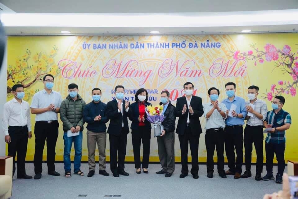 Lãnh đạo thành phố trao hoa động viên và tiễn đoàn y tế lên đường làm nhiệm tại Gia Lai (Nguồn N.T.P)