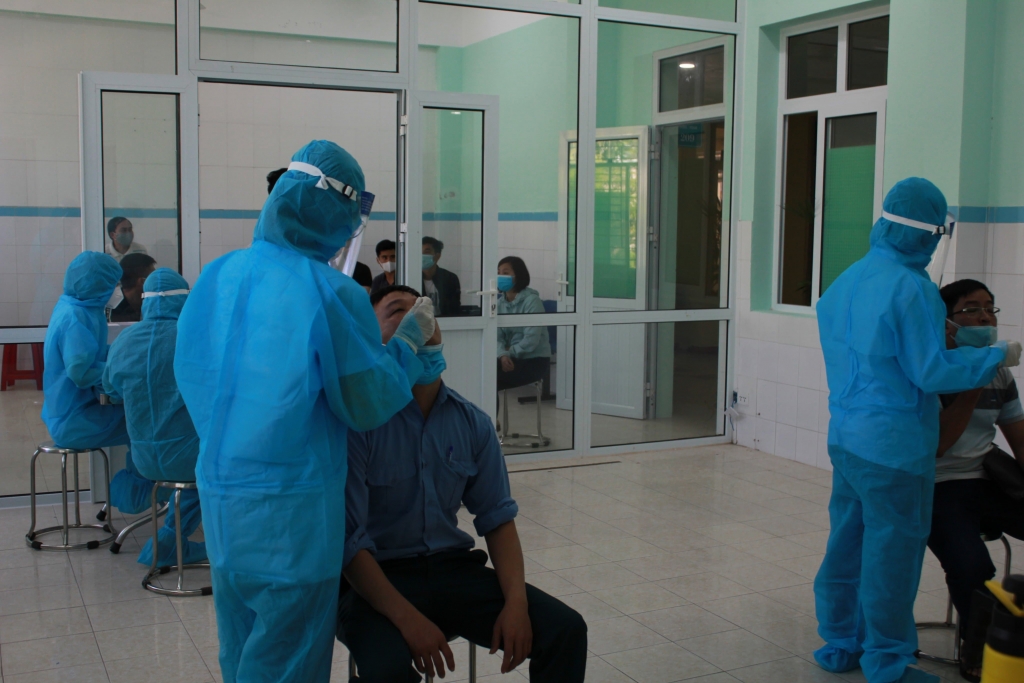 Bệnh viện 199 – Bộ Công an tiến hành xét nghiệm hoàn toàn miễn phí cho hàng trăm công nhân, người trở về Đà Nẵng từ vùng dịch
