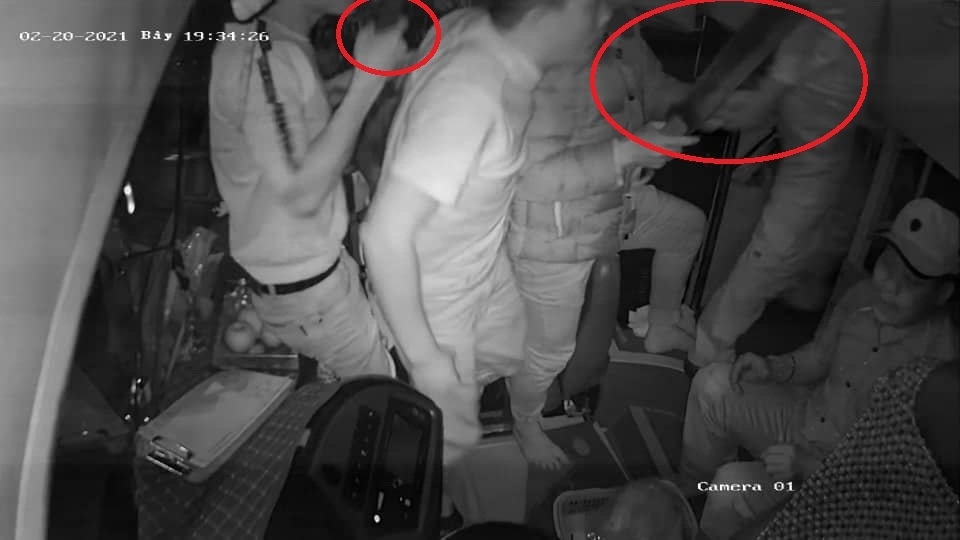 Nhóm thanh niên trên xe khách mang BKS TP Đà Nẵng cầm hung khí đánh tài xế vào tối 20/2 (Ảnh cắt từ clip)