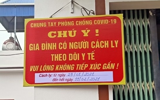 Gắn biển báo phòng dịch COVID-19 tại các gia đình thực hiện cách ly. Ảnh: Minh Họa