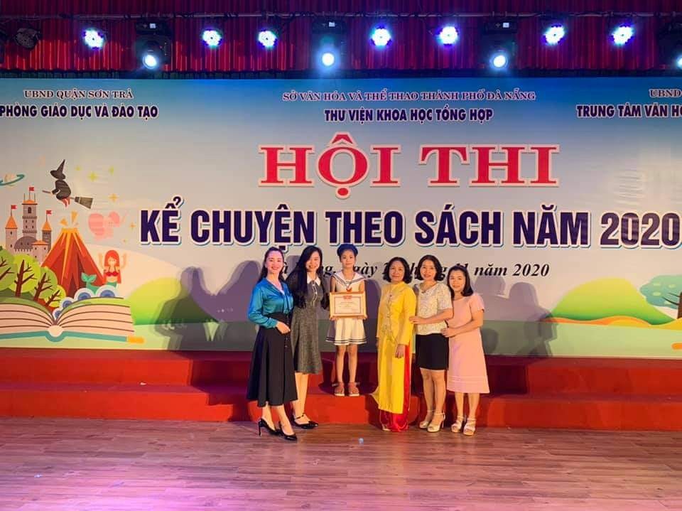 Thanh Mai nhận gải xuất sắc trong một cuộc thi kể chuyển theo sách