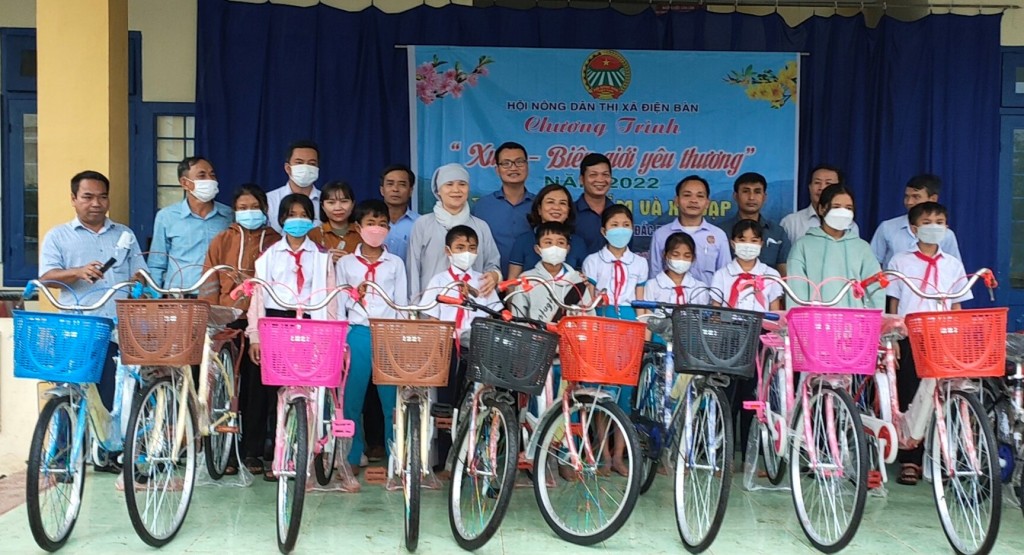 Trao tặng xe đạp cho những em học sinh có hoàn cảnh khó khăn