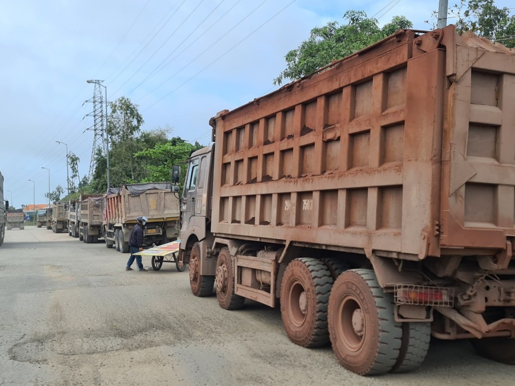 Đoàn xe khủng cơi nới vượt thành thùng chở đầy đất đá , trên đường Võ Văn Kiệt