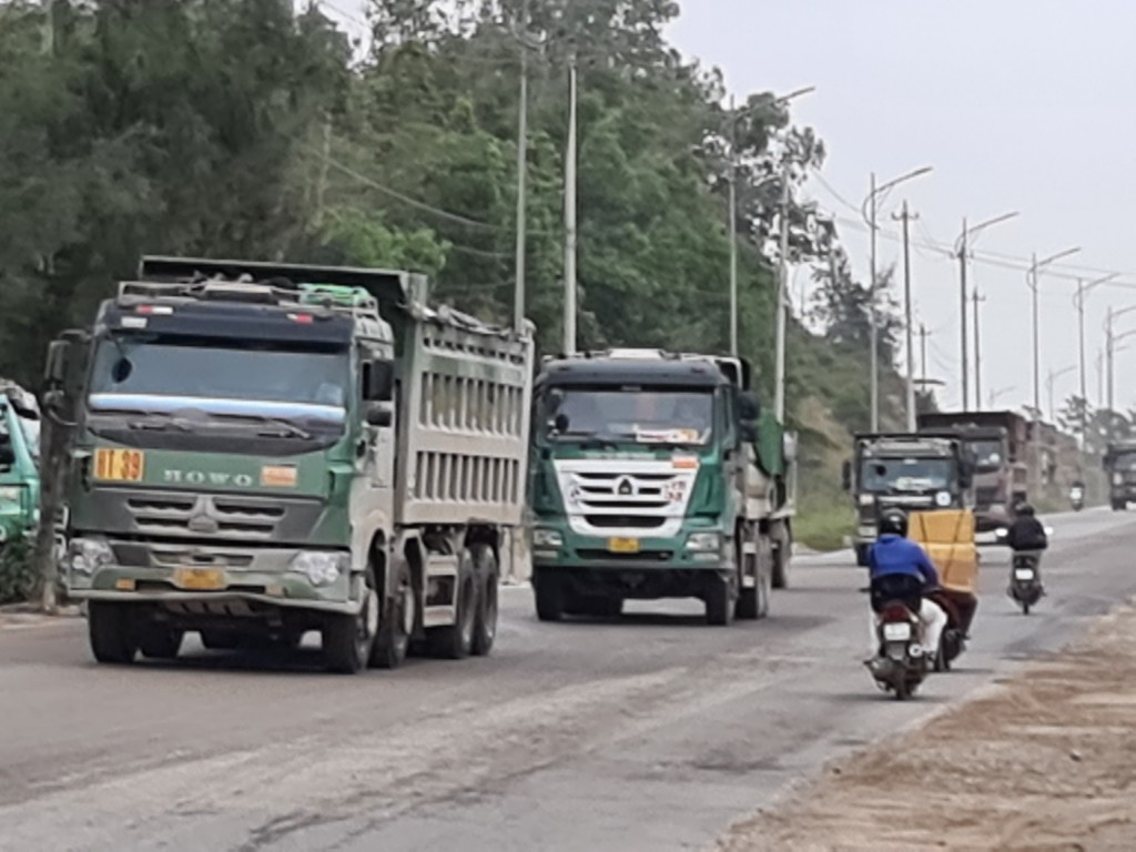 Hàng đoàn xe cơi lới thành thùng chạy như chỗ không người trong KKT Dung Quất