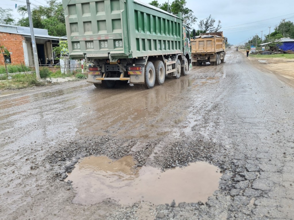 Xe chở quá tải hủy hoại kết cấu hạ tầng giao thông đường bộ KKT Dung Quất