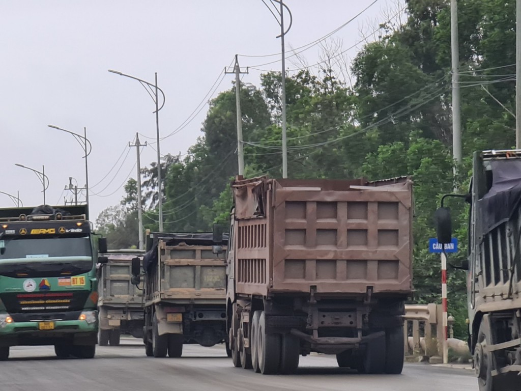 Hàng đoàn xe chở đất đá  cơi nới  vượt thành thùng, thậm chí có xe không biển kiểm soát