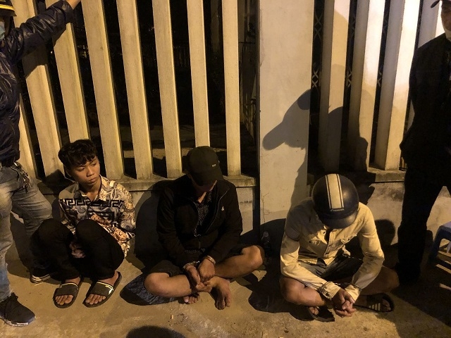 3 đối tượng mua bán trái phép chất ma túy bị Công an xã Quế Xuân 1 phát hiện, bắt giữ.