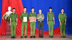 Quảng Nam: Giám đốc Công an tỉnh khen thưởng đột xuất Công an xã Quế Xuân 1