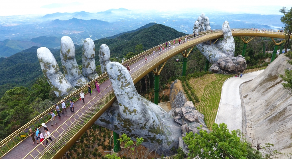 Cầu Vàng đã thu hút sự quan tâm của đông đảo du khách