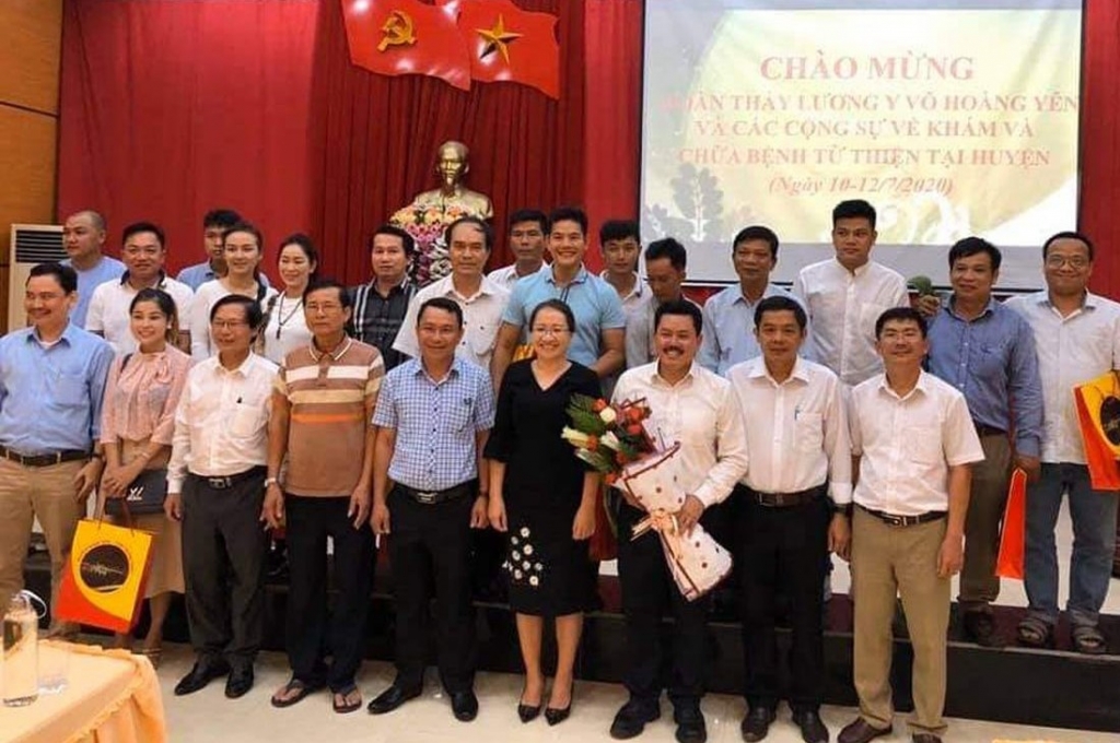 Lãnh đạo ban ngành của tỉnh, Huyện ủy, UBND huyện Bình Sơn (Quảng Ngãi) chụp ảnh lưu niệm cùng ông Võ Hoàng Yên và các cộng sự. Ảnh: FBNV