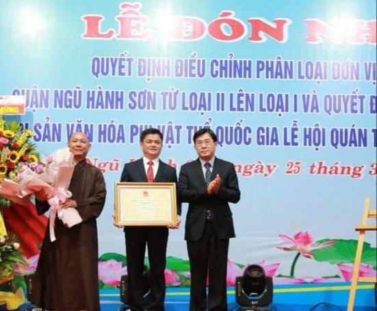 Lãnh đạo Q.Ngũ Hành Sơn đón nhận bằng di sản văn hóa phi vật thể quốc gia cho lễ hội Quán Thế Âm (Ảnh: Phan Nguyên)