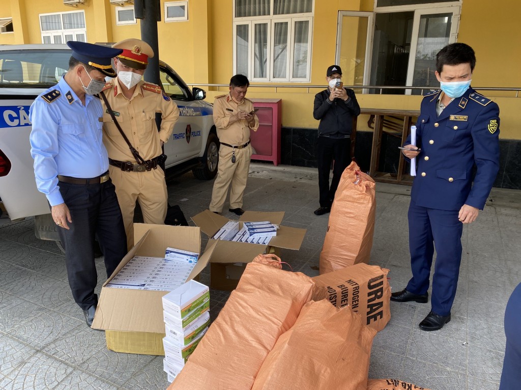 Lực lượng chức năng kiểm tra lô hàng