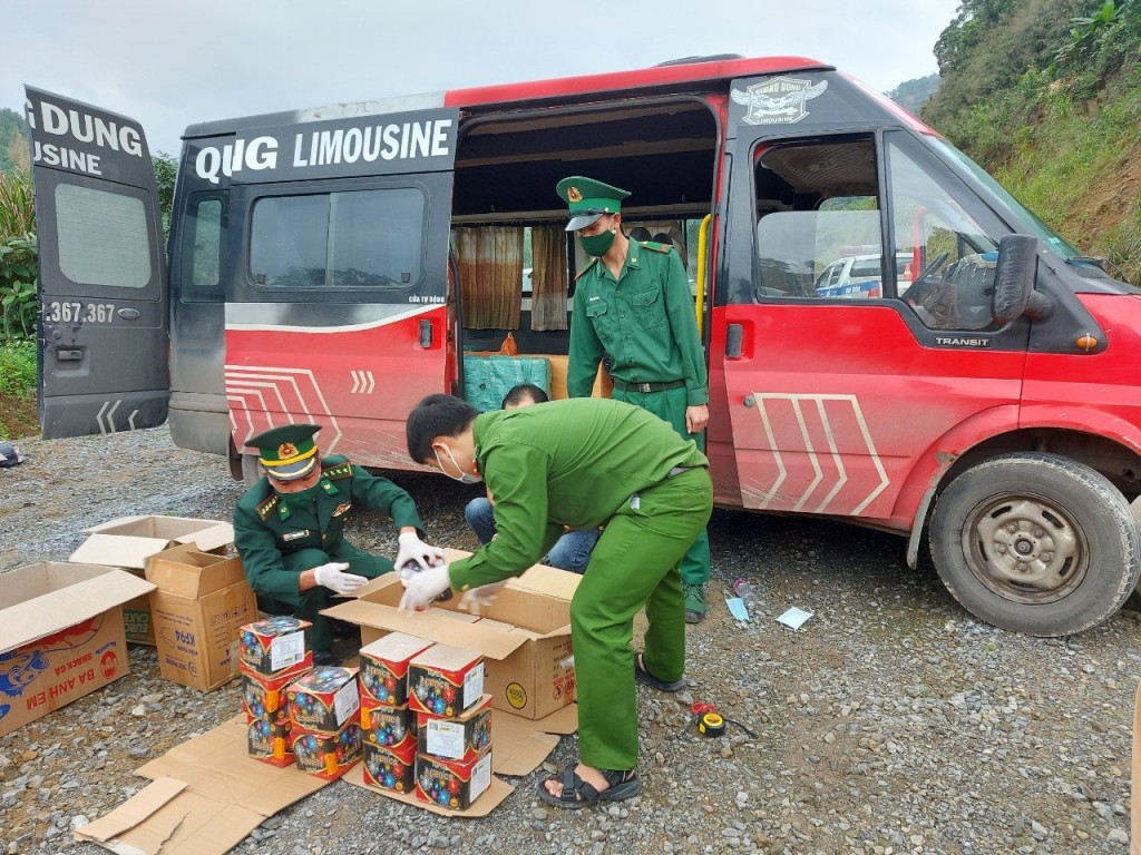 Truy đuổi, bắt giữ xe chở hơn 200 hộp pháo nổ trên quốc lộ 9