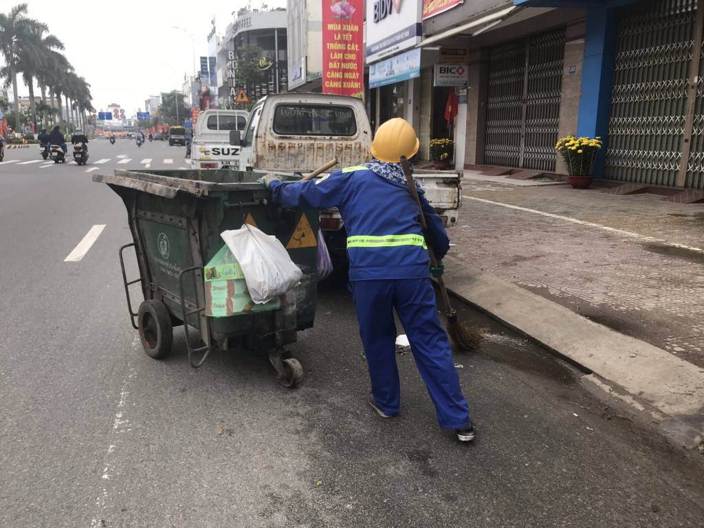 Công nhân vệ sinh môi trường nơm nớp lo sợ lây nhiễm COVID-19 từ rác thải F0 không được thu gom, xử lý riêng (Ảnh Đ.Minh)