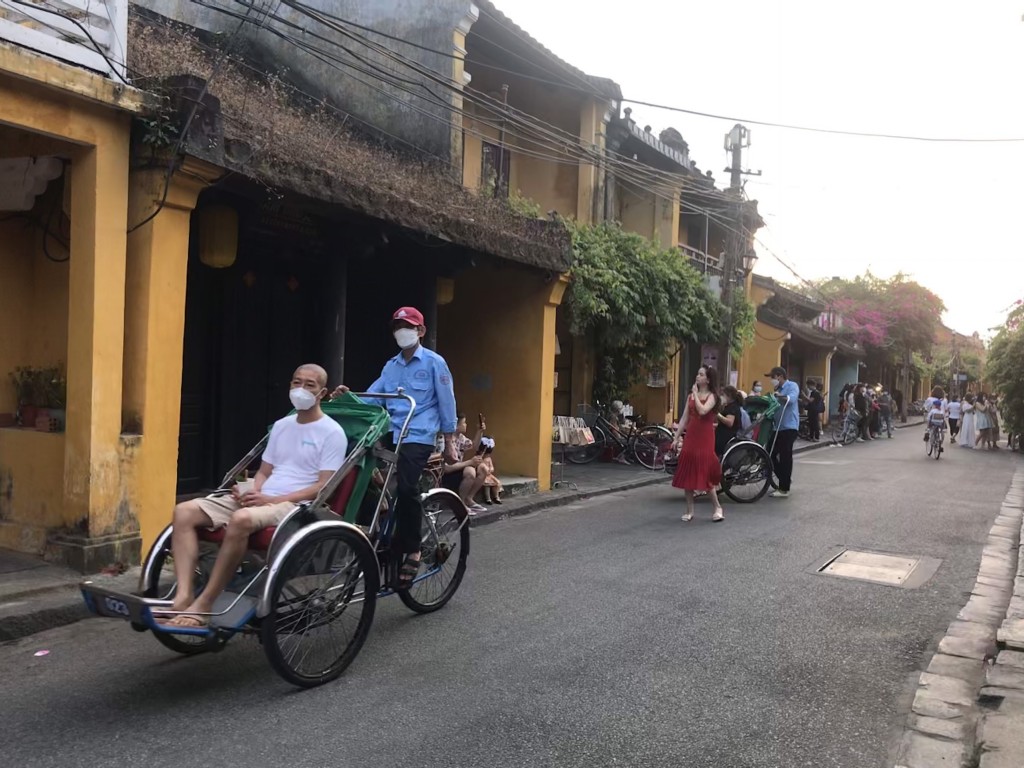 Nghiệp đoàn Xích lô TP Hội An có 102 đoàn viên, liên kết với các tour du lịch, lữ hành để tạo công ăn việc làm thường xuyên cho đoàn viên (Ảnh Đ.Minh)