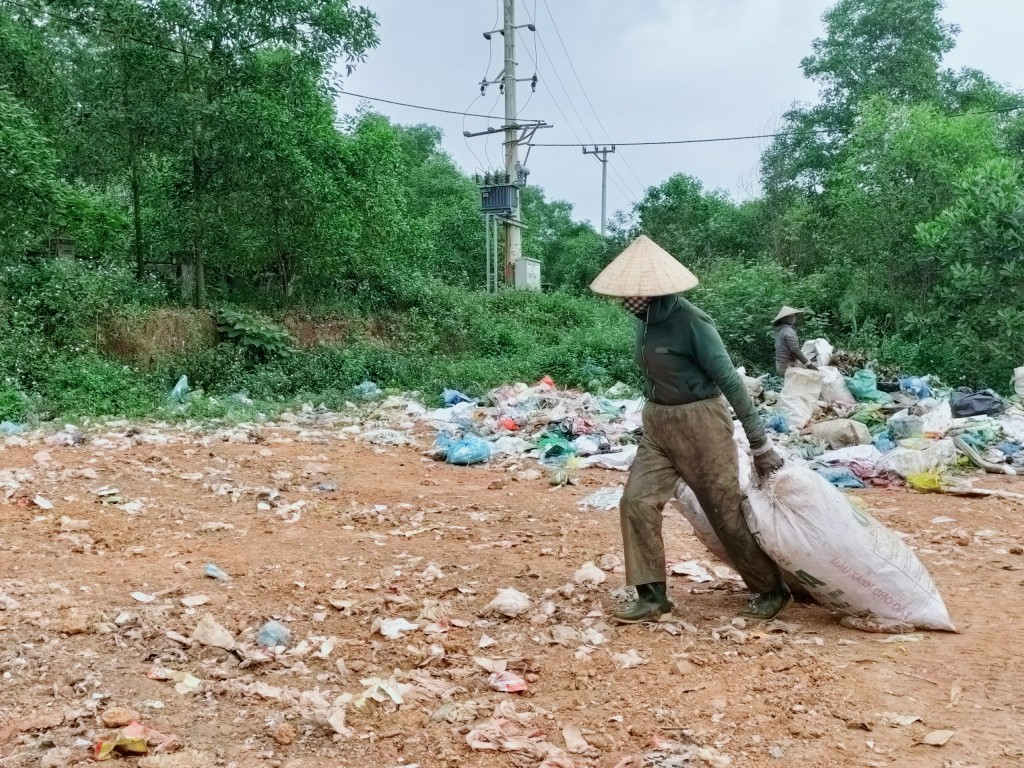 Những bao tải phế liệu được di chuyển đến nơi tập kết để phân loại. Ảnh: ĐT.