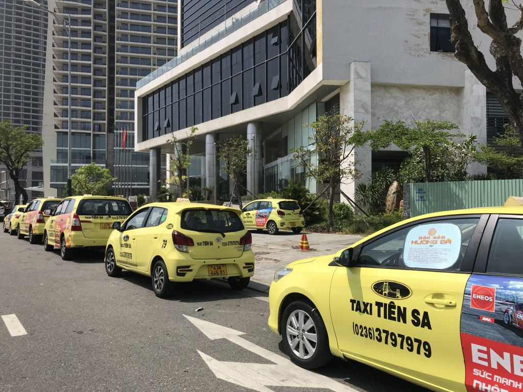 Tuyến đường ven biển tấp nập xe dịch vụ, taxi để phục vụ du khách (Ảnh Đ.Minh)