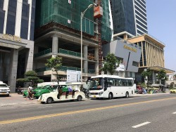 Đà Nẵng: Khách sạn ven biển Mỹ Khê nhộn nhịp du khách trở lại