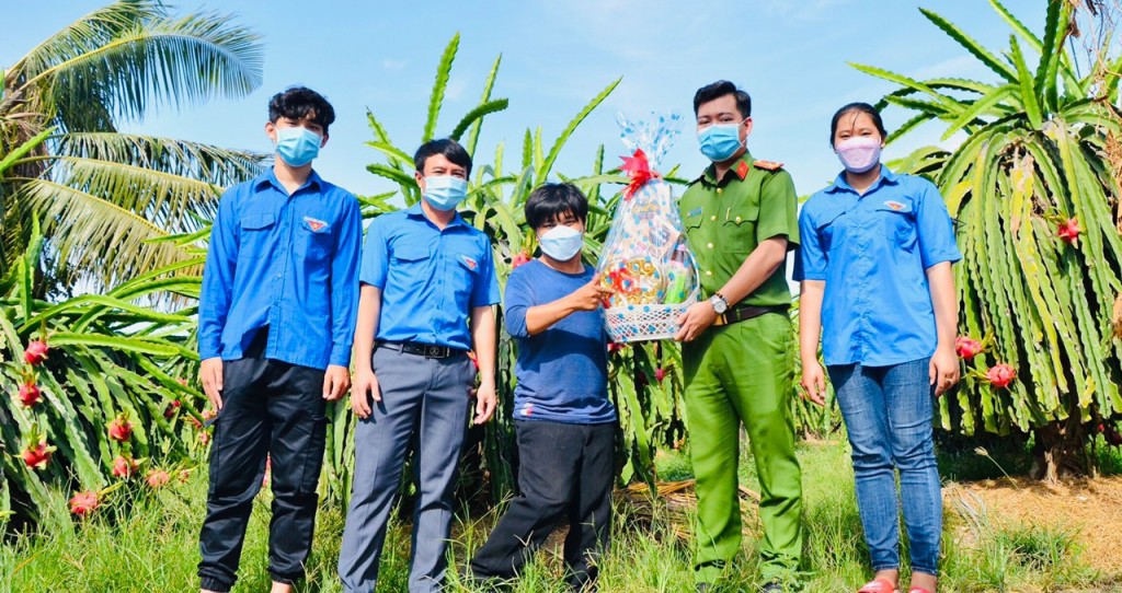 Tặng quà cho người dân có hoàn cảnh khó khăn