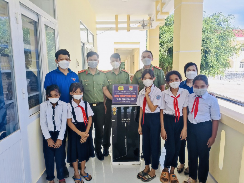 Tuổi trẻ Công an tỉnh Bình Thuận hỗ trợ cho các em học sinh có hoàn cảnh khó khăn