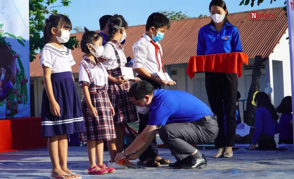 Tỉnh đoàn Bình Thuận trao quà cho các em học sinh