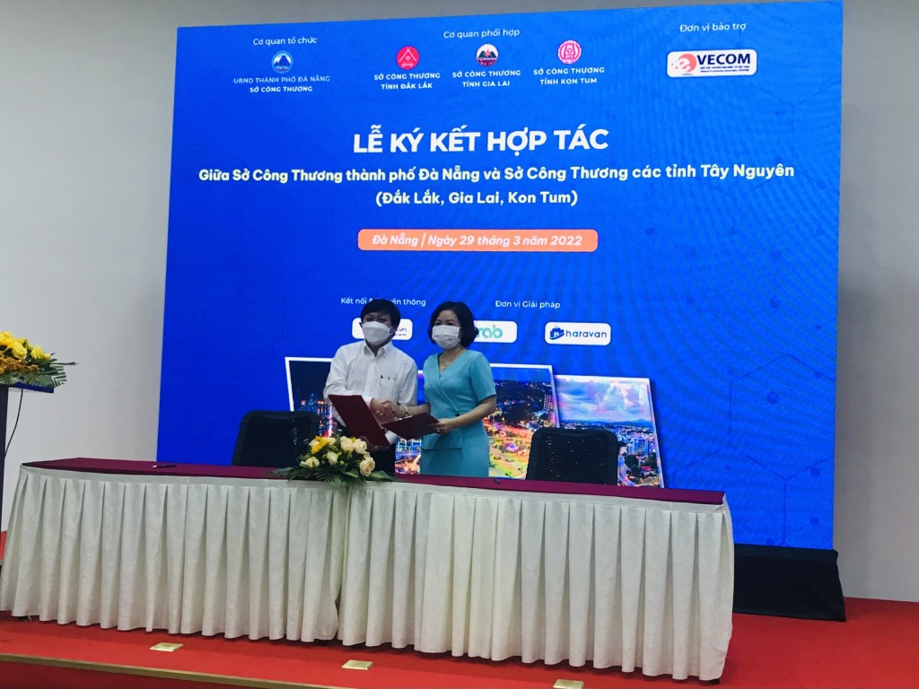 Ký kết hợp tác giữa lãnh đạo Sở Công Thương TP Đà Nẵng và Sở Công Thương 3 tỉnh Đắk Lắk, Gia Lai và Kon Tum (Ảnh Đ.Minh)