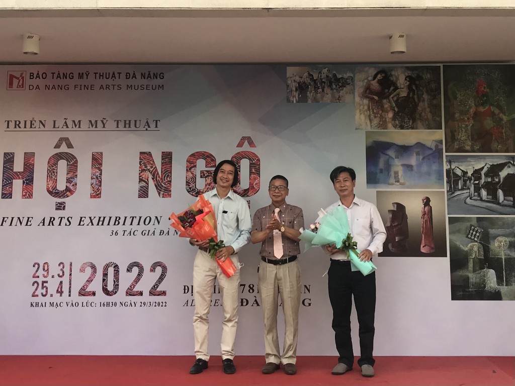 Giám đốc Bảo tàng Mỹ thuật Đà Nẵng Hà Thanh Vân tặng hoa lưu niệm cho 2 đơn vị đại diện có các họa sĩ tham gia triển lãm (Ảnh Đ.Minh)